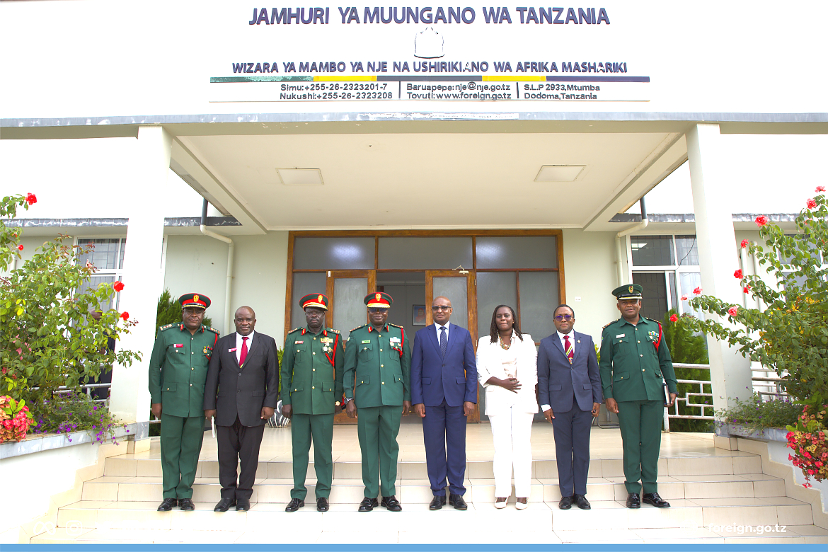 Spika wa Bunge la Jamhuri ya Rwanda, Mhe. Mukabalisa Donatille (kulia) akiwa ameambatana na Katibu Mkuu wa Wizara ya Mambo ya Nje na Ushirikiano wa Afrika Mashariki, Dkt. Faraji Kasidi Mnyepe mara baada ya kuwasili  katika Ofisi ndogo za Wizara  zilizopo