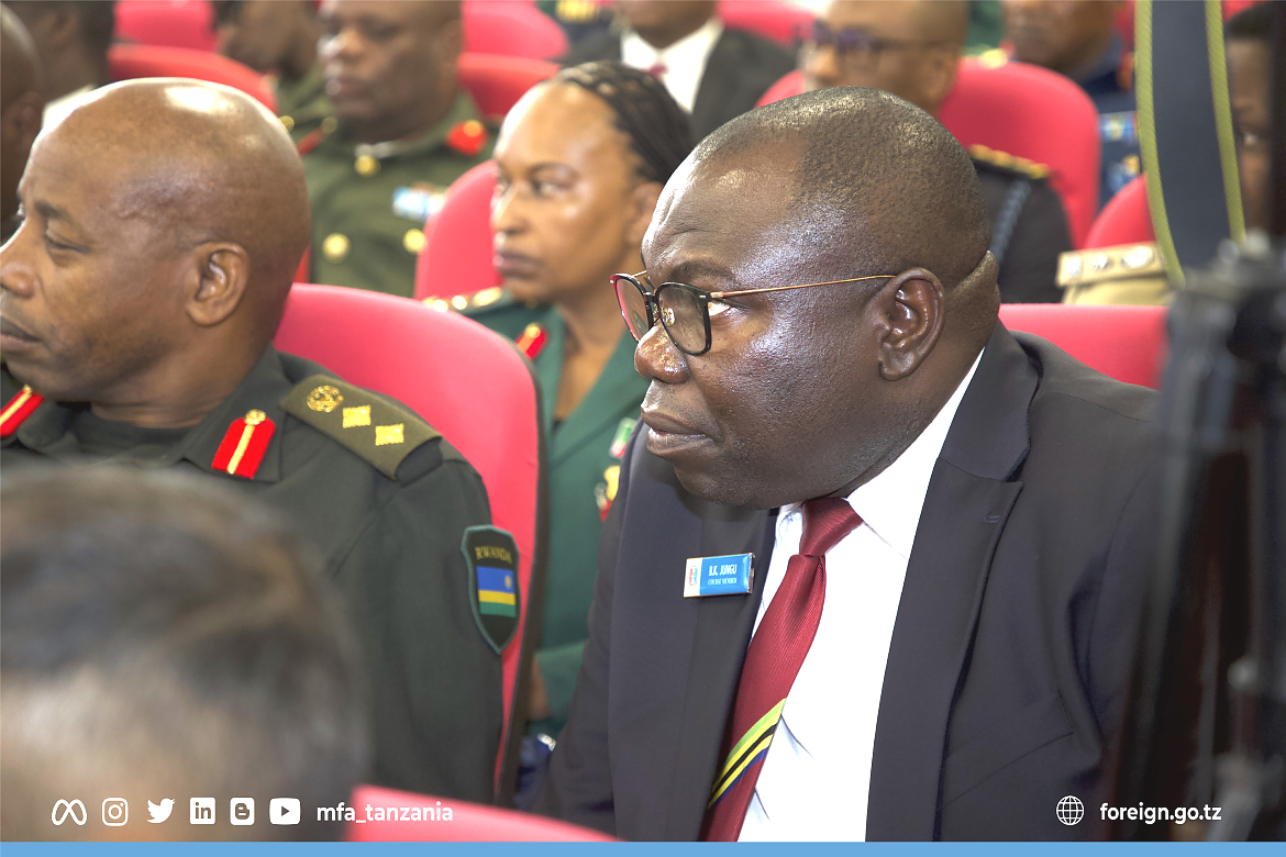 Mazungumzo kati ya Waziri wa Mambo ya Nje na Ushirikiano wa Afrika Mashariki Prof. Palamagamba John Kabudi (Mb.)  na Spika wa Bunge la Jamhuri ya Rwanda, Mhe. Mukabalisa Donatille yakiendelea. Kushoto kwa Mhe. Kabudi ni Katibu Mkuu wa Wizara ya Mambo ya N