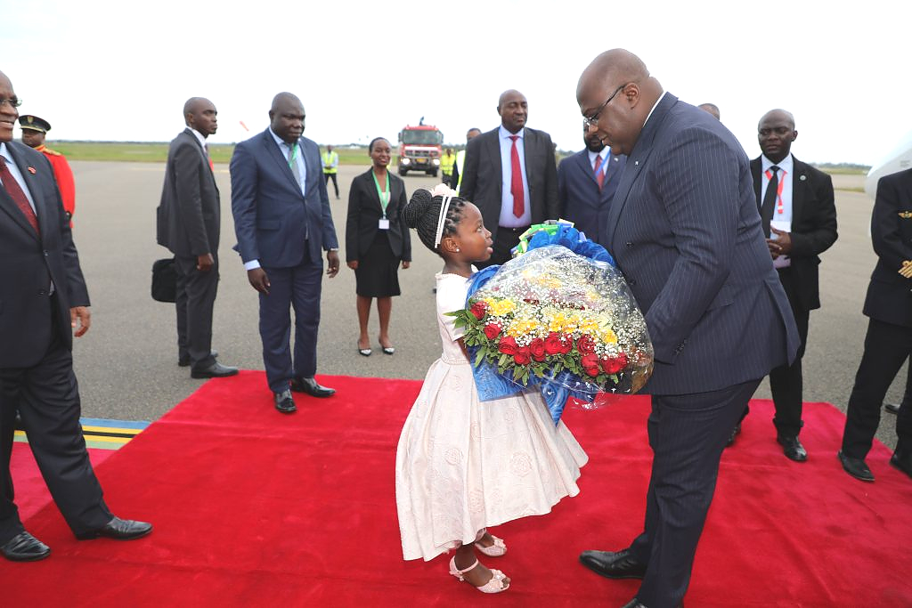 Rais wa Jamhuri ya Kongo (DRC) Mhe. Felix Antonio Tshisekedi akikabidhiwa Ua la ishara ya Upendo na kumkaribisha Nchini mara baada ya kuwasili katika Uwanja wa ndege wa Kimataifa wa Julius Nyerere Jijini Dar es salaam ambapo amepokelewa na mwenyeji wake R