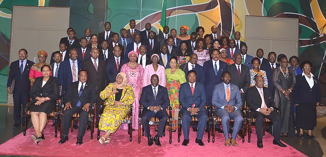 Rais wa Jamhuri ya Muungano wa Tanzania Dkt John Pombe Magufuli, katika picha ya kumbukumbu   na Mabalozi wanaoiwakilisha Tanzania nje ya nchi