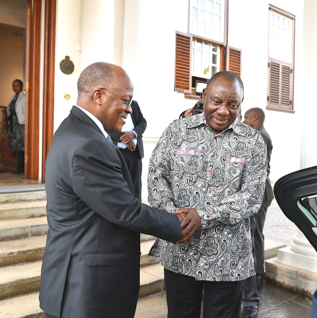 Rais wa Jamhuri ya Muungano wa Tanzania Mheshimiwa Dkt. John Pombe Magufuli akiagana na Rais wa Afrika Kusini Mheshimiwa Cyril Ramaphosa mara baada ya kumaliza mazungumzo yao leo Mei 26, 2019 ikiwa ni siku moja baada  ya kuapishwa  kuwa Rais wa Nchi hiyo