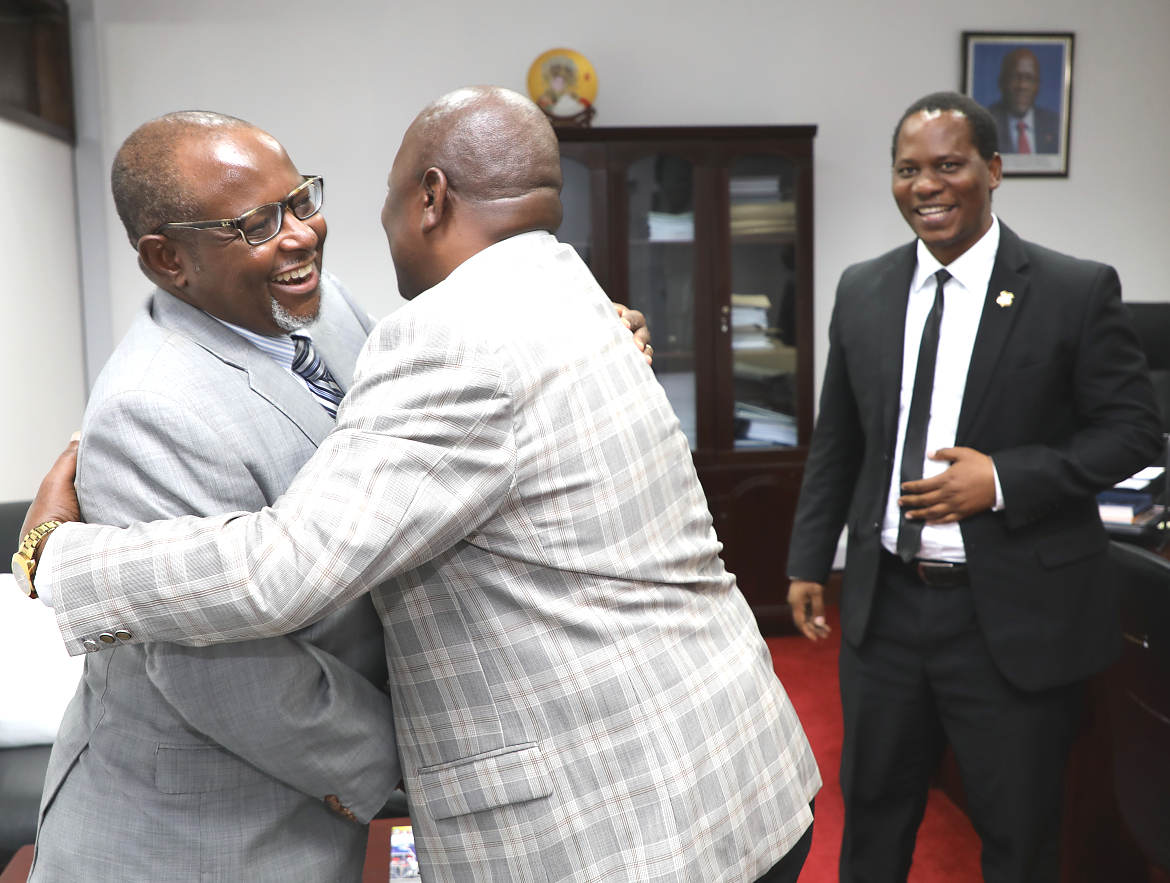 Mkurugenzi Mkuu wa TAKUKURU, Bw. Diwani Athumani akiagana na Mwenyekiti wa Bodi ya Chuo cha Diplomasia, Balozi Ombeni Sefue.