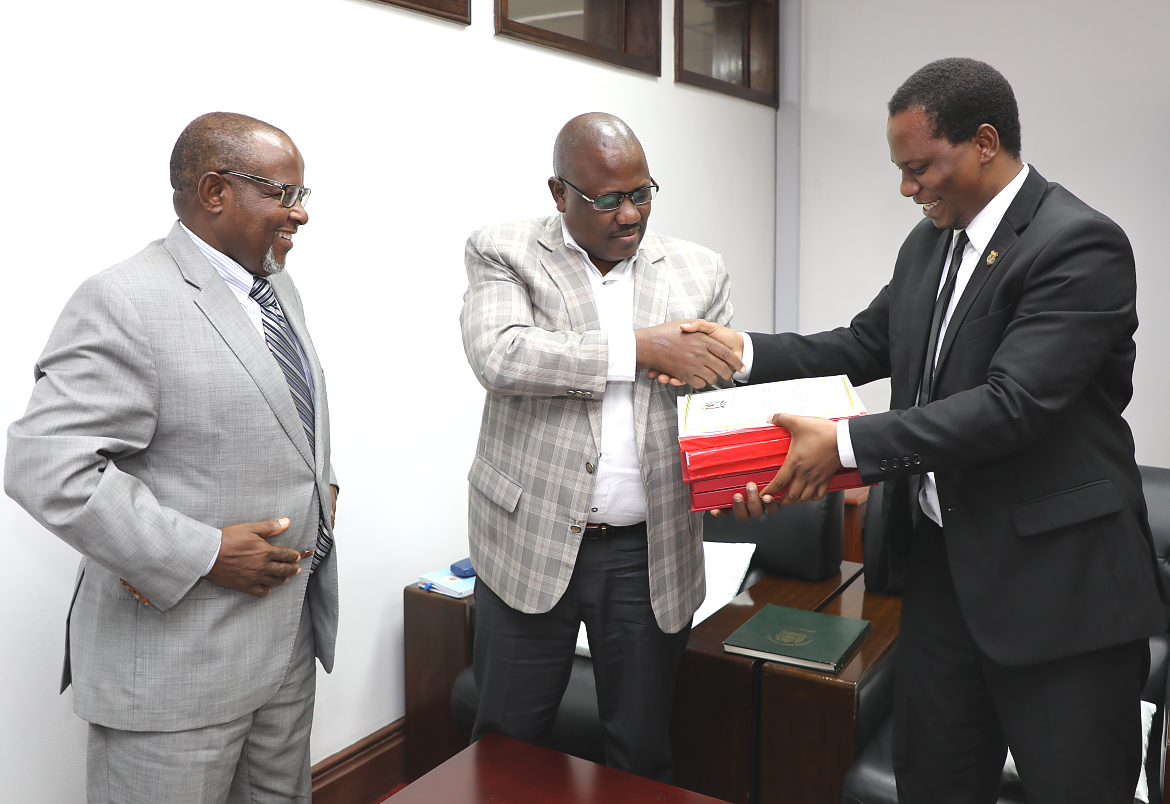 Mwenyekiti wa Bodi ya Chuo cha Diplomasia, Balozi Ombeni Sefue akishuhudia makabidhiano ya ripoti za ukaguzi ambazo zimeainisha ubadhilifu wa fedha katika Chuo cha Diplomasia.