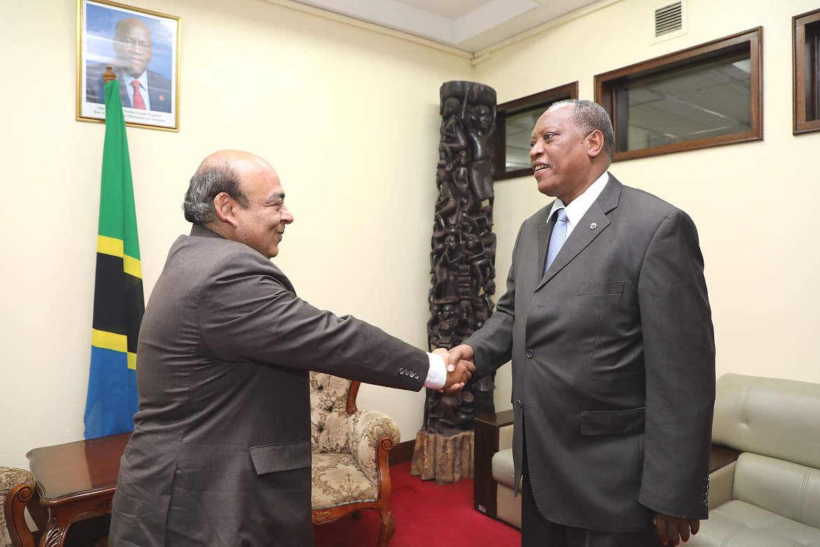 Prof. Palamagamba John Kabudi akiagana na Balozi Mteule Mhe. Sanjiv Kohli mara baada ya kumalizaka kwa hafla hiyo