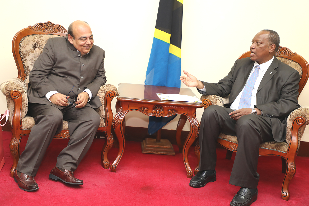 Prof. Palamagamba John Kabudi (Mb) akizungumza na Balozi mteule Sanjiv Kohli mara baada ya kupokea nakala zake