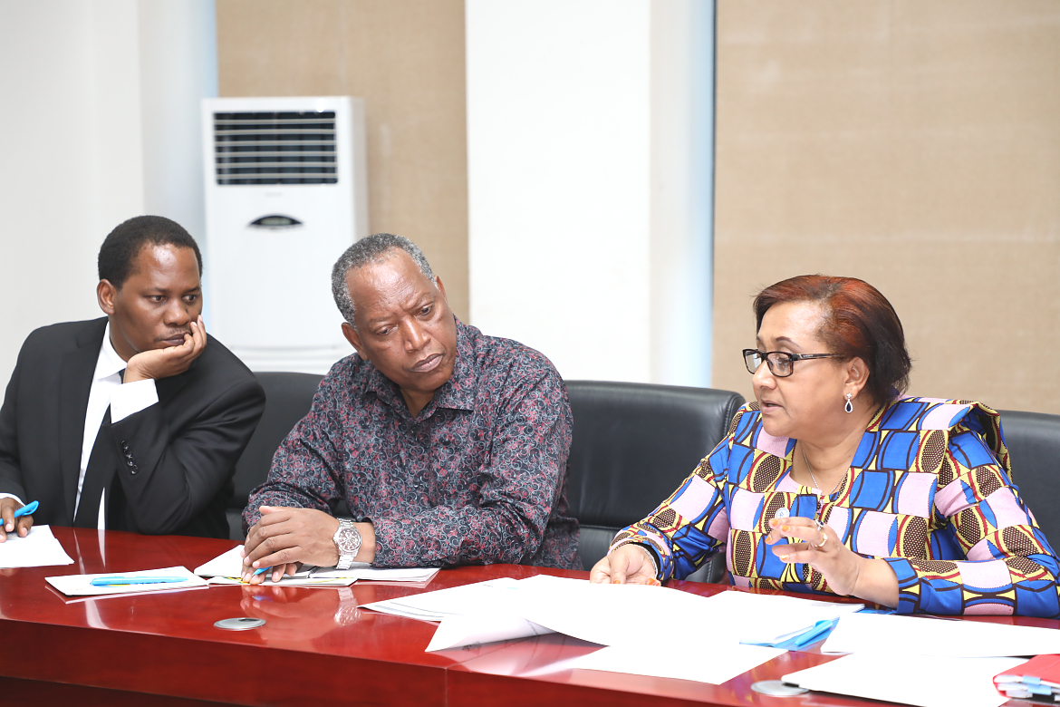 Waziri wa Mambo ya Nje na Ushirikiano wa Afrika Mashariki prof. Palamagamba John Kabudi (Mb) (katikati) akimsikiliza Katibu Mtendaji wa wa Jumuiya ya Maendeleo ya Nchi za Kusini mwa Afrika SADC Dkt. Stagomena Tax (kulia) wakati wa kikao cha awali cha mash