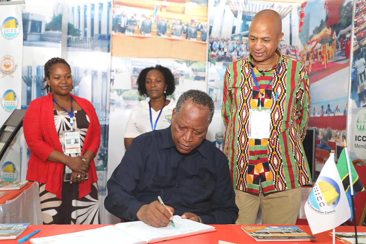 Mhe. Prof. Palamagamba John Kabudi (Mb.) Waziri wa Mambo ya Nje na Ushirikiano wa Afrika Mashariki, akisaini kitabu cha wageni, alipotembelea banda la Ukumbi wa Mikutano wa Kimataifa (AICC) kwenye maonesho ya 43 ya biashara ya kimataifa yanayoendea katika