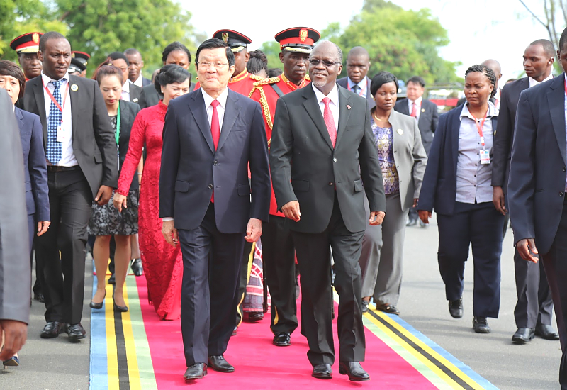 Mhe. Rais Magufuli pamoja na mgeni wake Mhe. Truong wakitembea pamoja mara baada ya mgeni huyo kuwasili Ikulu