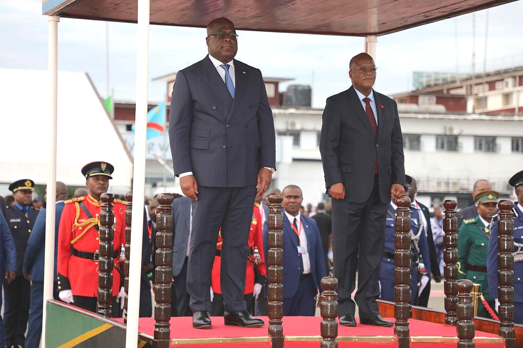 Rais wa Jamhuri ya Muungano wa Tanzania Dkt.John Pombe Magufuli akiwa na Mgeni wake Rais wa Jamhuri ya Kongo (DRC) Mhe. Felix Antonio Tshisekedi wakati wimbo wa Taifa ukipigwa katika Uwanja wa ndege wa Kimataifa wa Julius Nyerere Jijini Dar es salaam kabl