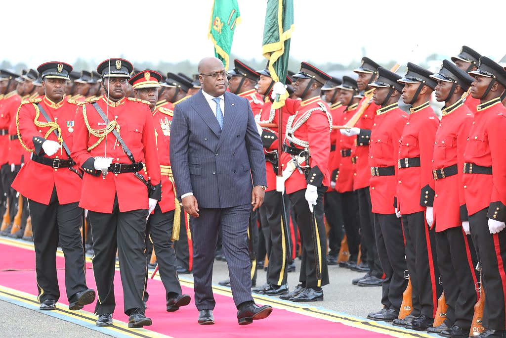 Rais wa Jamhuri ya Kongo (DRC) Mhe. Felix Antonio Tshisekedi akikagua paredi maalumu aliyoandaliwa na Jeshi la Wananchi (JWTZ) mara baada ya kuwasili katika Uwanja wa ndege wa Kimataifa wa Julius Nyerere Jijini Dar es salaam ambapo amepokelewa na mwenyeji