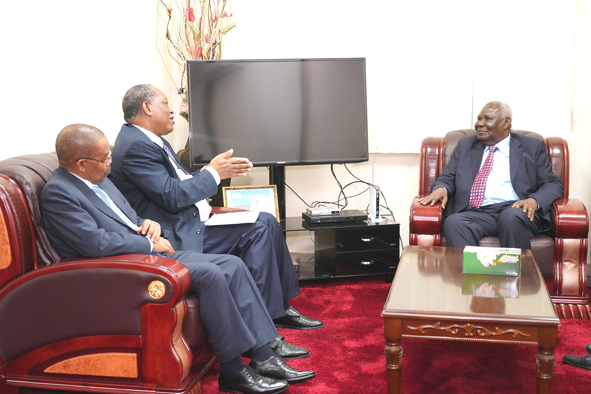 Waziri wa Mabo ya Nje na Ushirikiano wa Afrika Mashariki Profesa Palamagamba John Kabudi wa Pili kutoka Kushoto akielezea msimamo wa Wizara yake katika kuzitangaza fursa za Uwekezaji zilizopo Zanzibar. Wa kwanza kushoto ni Naibu Katibu Mkuu Wizara ya Nje