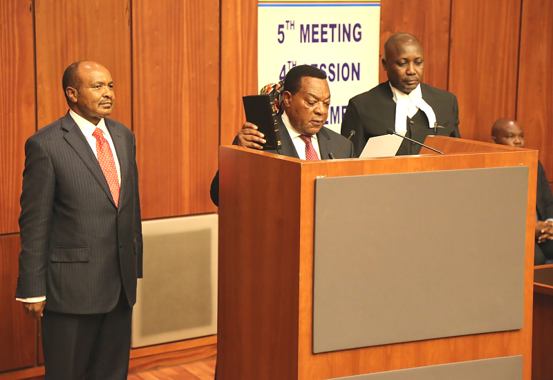 Waziri wa Mambo ya Nje, Ushirikiano wa Afrika Mashariki, Kikanda na Kimataifa, Dkt. Augustine Mahiga (Mb.) akila kiapo mbele ya Wabunge wa Bunge la Afrika Mashariki
