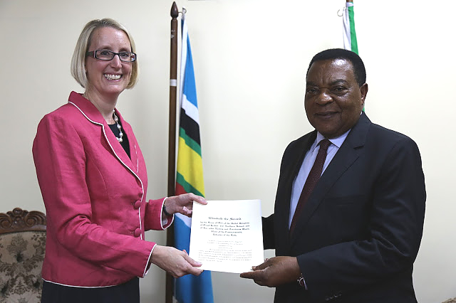 Waziri wa Mambo ya Nje na Ushirikiano wa Afrika Mashariki, Dkt. Augustine Mahiga akipokea Nakala za Hati za Utambulisho kutoka kwa Balozi Mteule wa Uingereza Mhe. Sarah Cooke na kufanya mazungumzo naye.