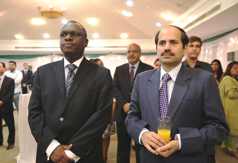 Mkurugenzi wa Idara ya Asia na Australasia, Balozi Mbelwa Kairuki (kushoto) na Balozi wa India nchini Mhe. Sandeep Arya wakifuatilia hotuba ya Kiamu Balozi wa Pakistan nchini