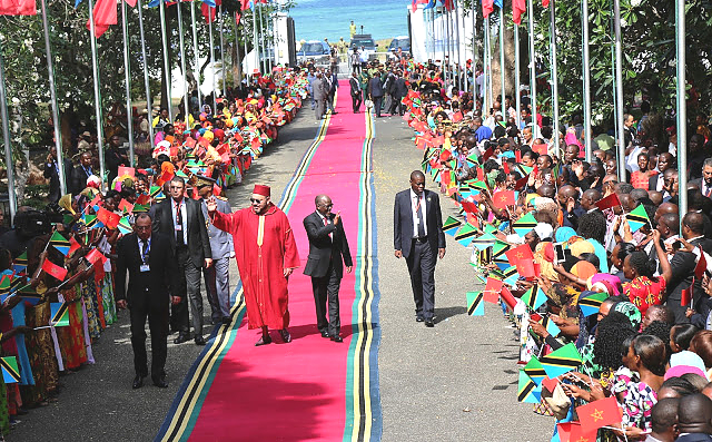 Rais wa Jamhuri ya Muungano wa Tanzania Mhe. Dkt. John Pombe Magufuli akiwa na mgeni wake Mfalme Mohammed VI wa Morocco wakipungia mikono wananchi waliojitokeza kwenye mapokezi ya Mfalme huyo Ikulu Jijini Dar es Salaam
