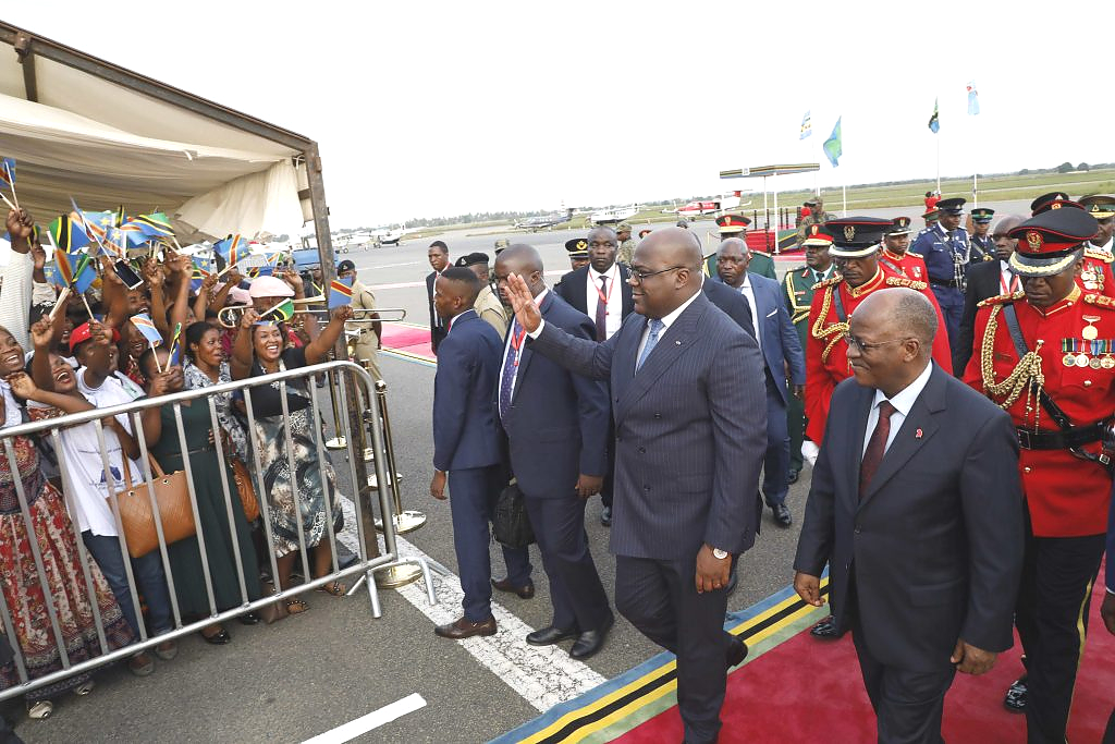 Rais wa Jamhuri ya Muungano wa Tanzania Dkt.John Pombe Magufuli akiwa na Mgeni wake Rais wa Jamhuri ya Kongo (DRC) Mhe. Felix Antonio Tshisekedi wakati wakiwapungia mikono wananchin waliojitokeza katika sherehe za kumkaribisha Rais wa Kongo katika Uwanja