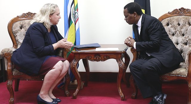 Katibu Mkuu Wizara ya Mambo ya Nje na Ushirikiano wa Afrika Mashariki, Dkt. Faraji Kasidi Mnyepe akimsikiliza Mwakilishi wa Kaimu Balozi wa Marekani hapa Nchini Bi Janine S. Young  alipomwita Wizarani kutoa ufafanuzi kuhusu angalizo la kiusalama lilitolew