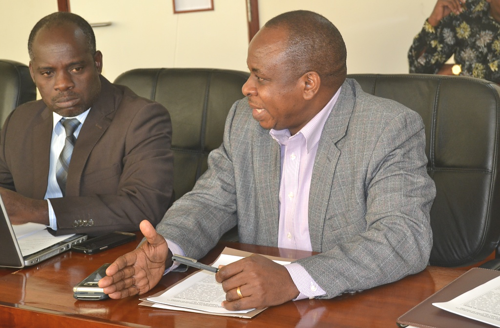 Mhasibu Mkuu wa Wizara Bw.Paul Kabale akichangia jambo wakati wa kikao