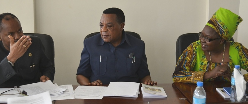 Waziri wa Mambo ya Nje na Ushirikiano wa Afrika Mashariki Mhe.Balozi Dkt. Augustine Mahiga na Naibu Mhe. Dkt. Susan Kolimba wakifuatilia maelezo ya Katibu Mkuu Balozi Dkt.Aziz Mlima.