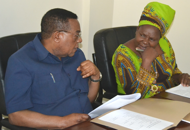 Waziri wa Mambo ya Nje na Ushirikiano wa Afrika Mashariki Mhe. Balozi Dkt. Augustine Mahiga na  Naibu Waziri Mhe.Dkt.Susan Kolimba wakishirikishana jambo wakati wa Kikao cha maandalizi ya uwasilishaji wa hotuba ya Bajeti ya Wizara
