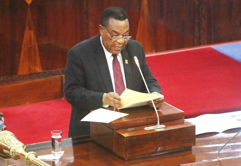 Waziri wa Mambo ya Nje na Ushirikiano wa Afrika Mashariki Mhe. Balozi Dkt. Augustine Philip Mahiga  (Mb) akiwasilisha hotuba ya bajeti ya Makadirio ya Mapato na Matumizi kwa mwaka wa fedha 2017/2018 Bungeni mjini Dodoma