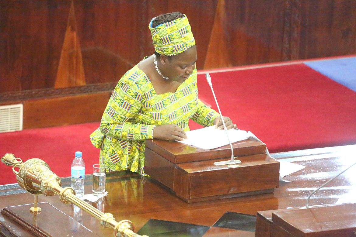 Naibu Waziri wa Mambo ya Nje na Ushikiano wa Afrika Mashariki Mhe. Dkt. Susan Kolimba (Mb) akijibu hoja mbalimbali za Wabunge wakati wa Kikao cha Bunge baada ya kuwasilishwa kwa bajeti ya Wizara Mjini Dodoma.