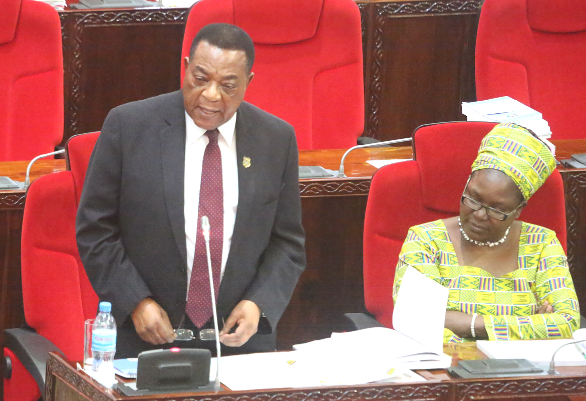 Waziri Mhe.Balozi Dkt. Mahiga akijibu hoja za wa Bunge Bungeni.