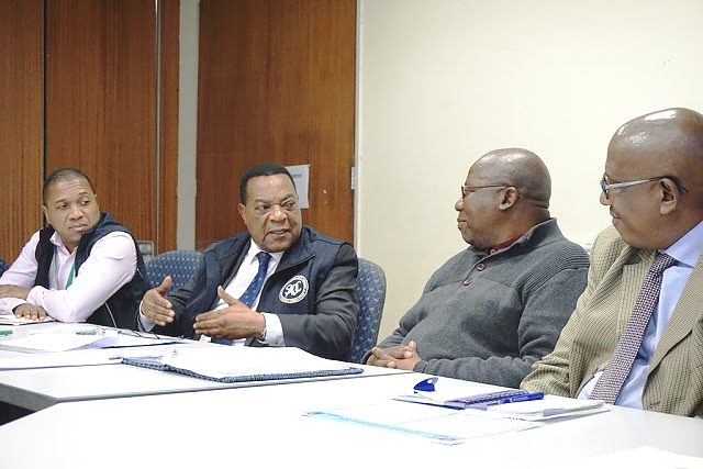 Dkt. Augustine Mahiga akizungumza na Mkuu wa Umoja wa Makanisa wa Lesotho Archbishopp Gerald Tlali Lerotholi na ujumbe wake alipotembelea ujumbe huo kusikiliza maoni yao kuhusu uchaguzi mkuu nchini humo unaotarajiwa kufanyika tarehe 3 Juni 2017.