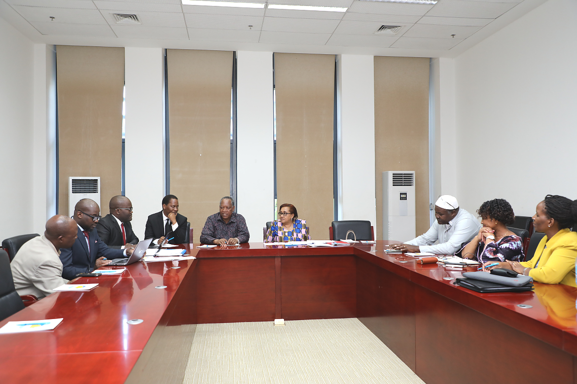 Waziri wa Mambo ya Nje na Ushirikiano wa Afrika Mashariki Profesa Palamagamba John Kabudi (Mb) (katikati) akiongoza  kikao cha awali cha mashauriano kuhusu mkutano wa SADC unaotarajiwa kufanyika Nchini Tanzania August,2019.Kikao hicho kimefanyika katika u