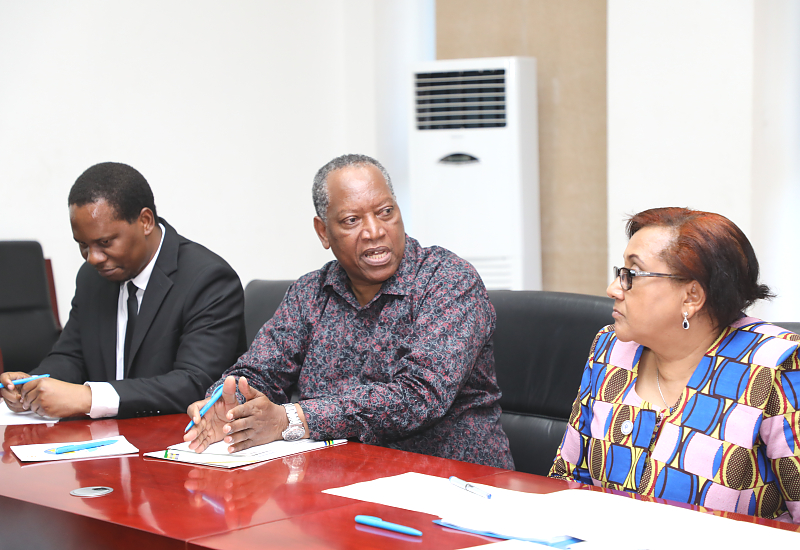 Waziri wa Mambo ya Nje na Ushirikiano wa Afrika Mashariki prof. Palamagamba John Kabudi (Mb) (katikati) akishauriana jambo na Katibu Mtendaji wa wa Jumuiya ya Maendeleo ya Nchi za Kusini mwa Afrika SADC Dkt. Stagomena Tax (kulia) wakati wa kikao cha awali
