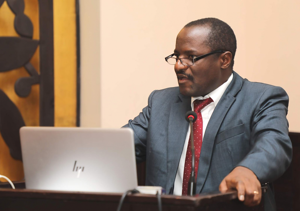 Mkurugenzi wa Kukuza Uwekezaji kutoka Kituo cha Uwekezaji Tanzania, Bw. John Mathew Mnali akiongea katika kongamano hilo.