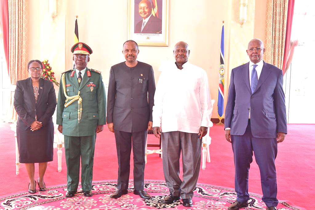 Mhe. Rais Museveni na Mhe. Balozi Mlima wakiwa katika picha ya pamoja na wasaidizi wao